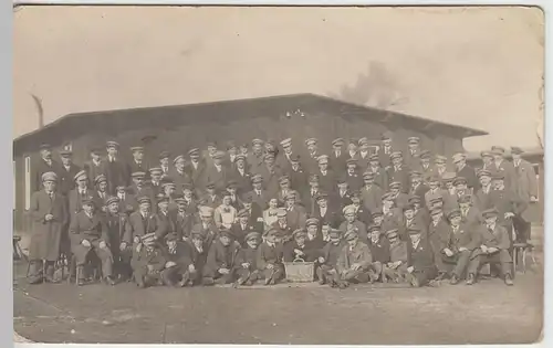 (39900) orig. Foto Männer, Gruppenfoto vor Baracke, 1910er / 20er