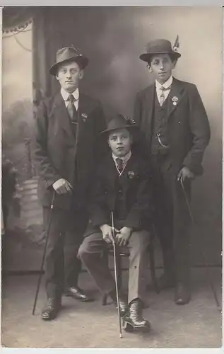(37463) Foto AK drei junge Männer mit Gehstock, vor 1945