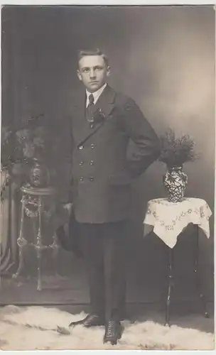 (37385) Foto AK junger Mann Kabinettfoto, vor 1945