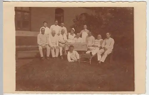 (31366) Foto AK Männergruppe mit Pfleger im Krankenhaus, vor 1945