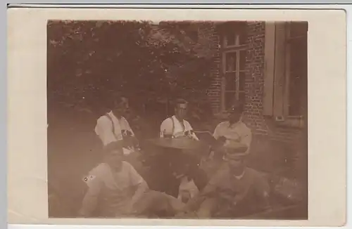 (30372) orig. Foto Männer (Soldaten?) mit Hunden am Tisch, 1917