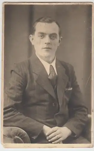 (29811) orig. Foto junger Mann mit Anzug im Sessel, vor 1945