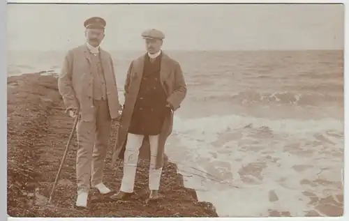 (29736) orig. Foto Zwei Herren an der Küste, Stempel Borkum 1910