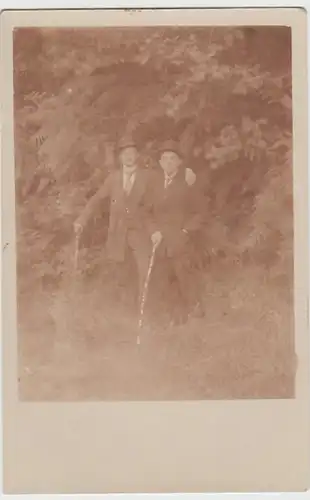 (29053) Foto AK junge Männer mit Gehstöcken 1920er