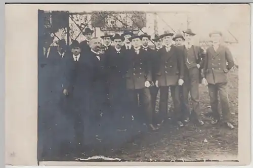 (29049) orig. Foto Gruppenbild junge Männer mit Anzug und Hut, vor 1945