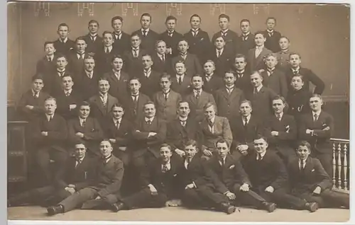 (28644) Foto AK Männergruppe vor großer Tafel, Fotograf Eschwege 1910er