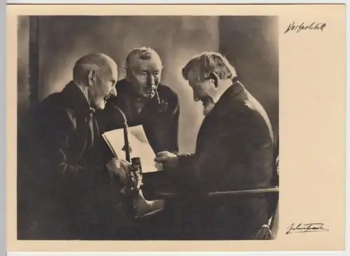 (26093) Foto AK drei alte Herren mit Pfeife u. Zeitung, Dorfpolitik, vor 1945