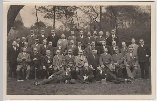 (28414) Foto AK Männer, Gruppenfoto im Freien