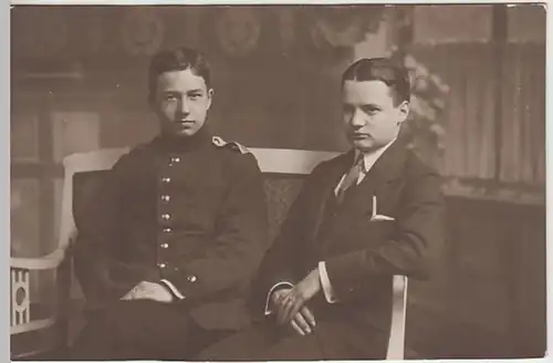 (24210) Foto AK junge Männer, Uniform, Anzug, Fotograf Hamburg, vor 1945