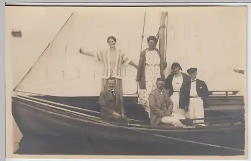 (22675) Foto AK Männer und Frauen auf Segelboot, vor 1945