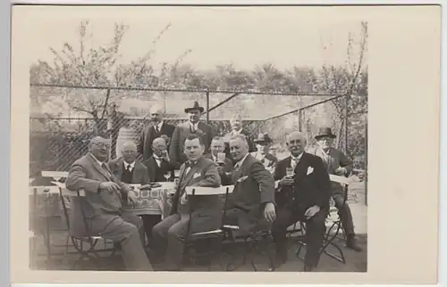 (22697) Foto AK Herrenrunde am Gartentisch vor Voliere 1928