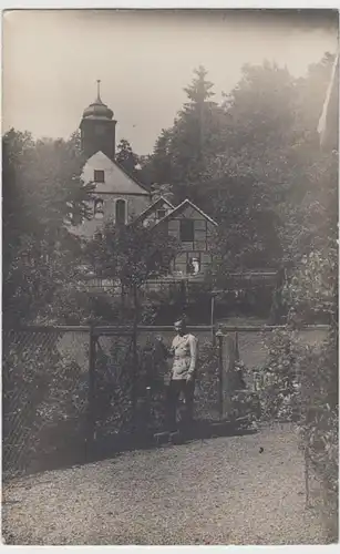 (13092) Foto AK Junger Mann in Garten vor Kirche, Ort unbek., vor 1945