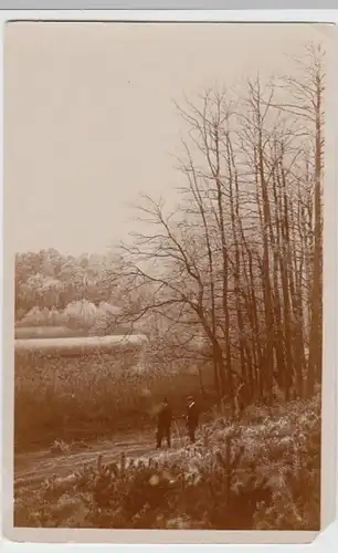 (10920) orig. Foto Teichlandschaft mit Raureif und zwei Herren, vor 1945