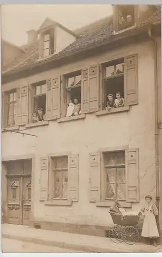 (16274) Foto AK Personen am Fenster, Kinderwagen, Fotograf Magdeburg 1910