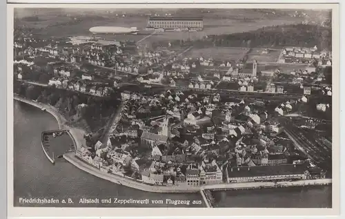 (111413) Foto AK Friedrichshafen, Altstadt m. Zeppelinwerft u. Luftschiff, Luftb