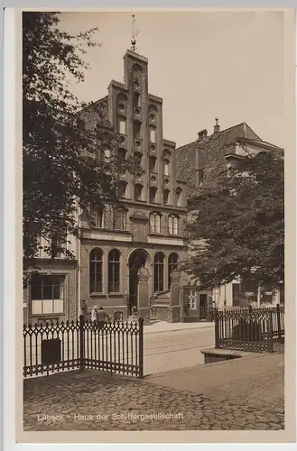 (98821) Foto AK Lübeck, Haus der Schiffergesellschaft, vor 1945
