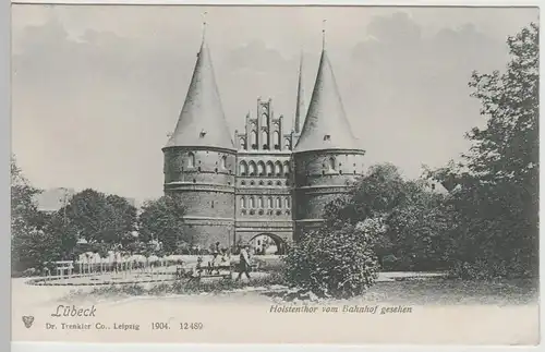 (75937) AK Lübeck, Holstentor, Blick vom Bahnhof, um 1905
