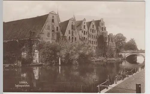 (68236) Foto AK Lübeck, Salzspeicher an der Trave, 1920er