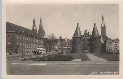 (68235) Foto AK Lübeck, Am Holstentor-Platz