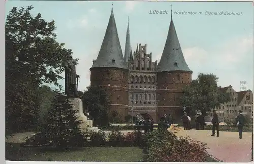 (66401) AK Lübeck, Holstentor mit Bismarckdenkmal, vor 1945
