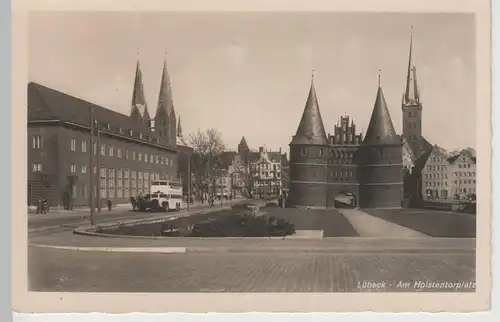 (66397) Foto AK Lübeck, Am Holstentorplatz vor 1945