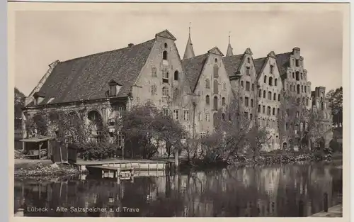 (45024) Foto AK Lübeck, Alte Salzspeicher a.d. Trave
