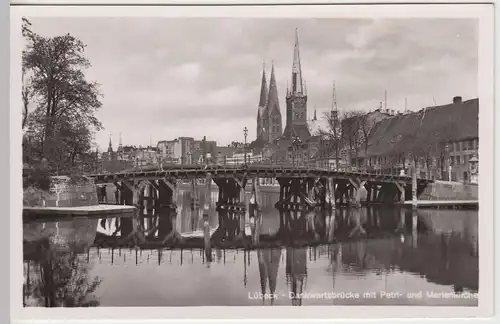 (43552) Foto AK Lübeck, Dankwartsbrücke, Marienkirche, Petrikirche