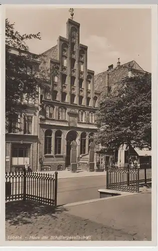 (42544) Foto AK Lübeck, Haus der Schiffergesellschaft vor 1945