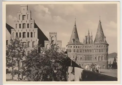 (27024) Foto AK Lübeck, Salzspeicher, Holstentor, vor 1945