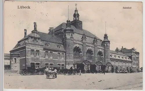 (113681) AK Lübeck, Bahnhof, Droschken 1911