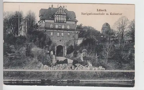 (101812) AK Lübeck, Navigationsschule mit Kaisertor, um 1910