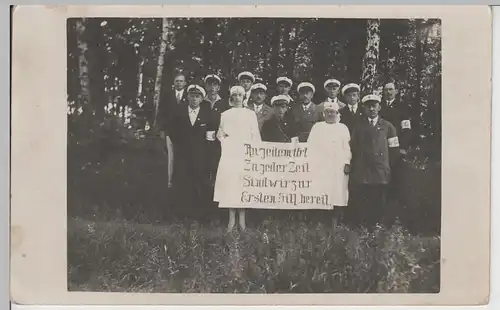(80324) Foto AK 1.WK Gruppe Erste Hilfe-Mitarbeiter, mit Spruch, 1914-18