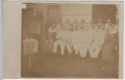(76521) Foto AK 1. WK, Lazarett, Soldaten und Krankenschwestern 1914-18