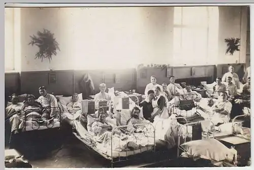 (36767) Foto AK 1.WK Soldaten in einem Lazarett, in den Betten, 1914-18