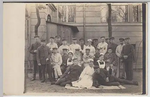 (36764) Foto AK 1.WK Soldaten mit Schwestern vor einem Lazarett, 1914-18