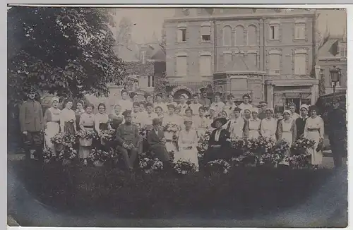 (35828) Foto AK 1.WK Gruppenfoto Soldaten, DRK, Schwestern, Lazarett