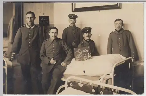 (35773) Foto AK 1.WK Soldaten im Lazarett "Musterstube 45", 1914-18