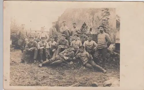 (85978) Foto AK 1. WK, Soldaten, Vogesen, zerstörtes Gebäude 1914-18