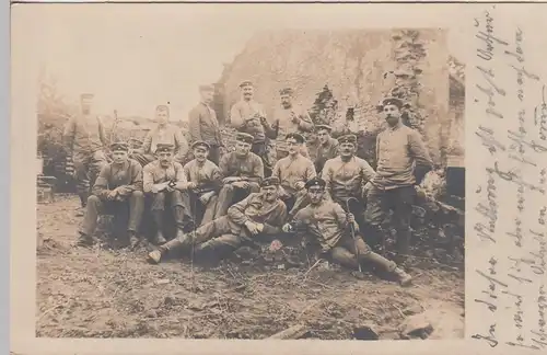 (85977) Foto AK 1. WK, Soldaten, zerstörtes Gebäude, Vogesen 1914-18