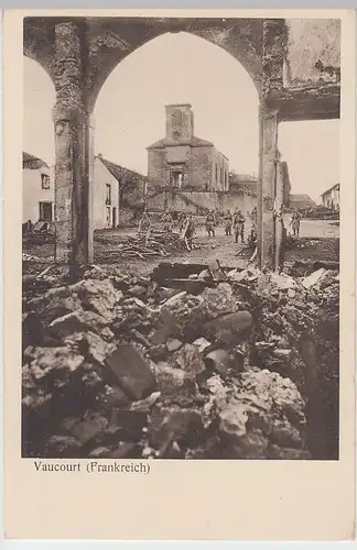 (85550) AK Vaucourt, Frankr., Soldaten, zerstörter Ort, 1. WK 1914-18