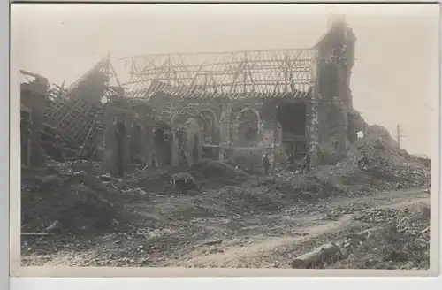 (77795) Foto AK 1. WK, Soldaten vor zerstörter Kirche 1914-18