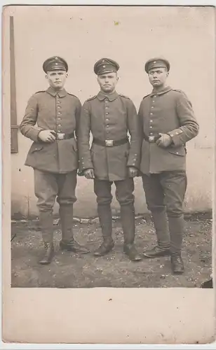 (77384) Foto AK 1. WK, drei Soldaten vor Gebäude 1914-18