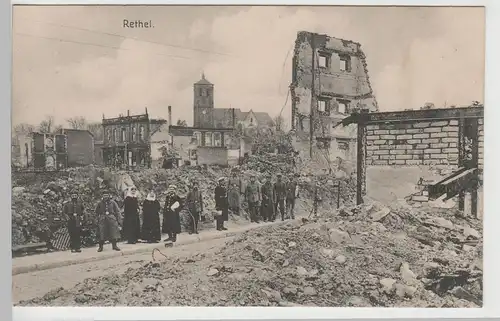 (73949) AK 1. WK, Rethel, Soldaten, Krankenschwestern, zerstörter Ort