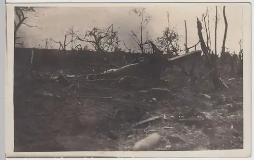 (55535) Foto AK 1. WK, zerstörtes Geschütz, umherliegende Geschosse