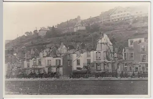 (5424) Foto AK Militaria, Soldaten, Pferde, zerstörter Ort, vor 1945