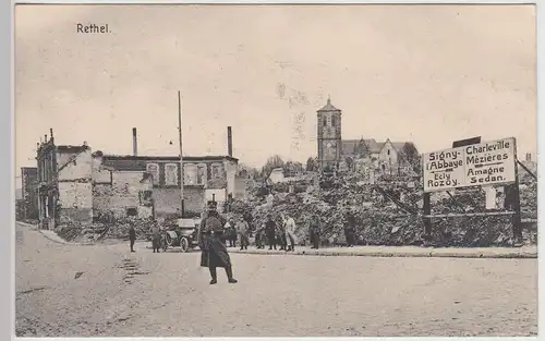 (113958) AK Rethel, 1. WK,  Soldaten, zerstörter Ort, Kirche 1914-18