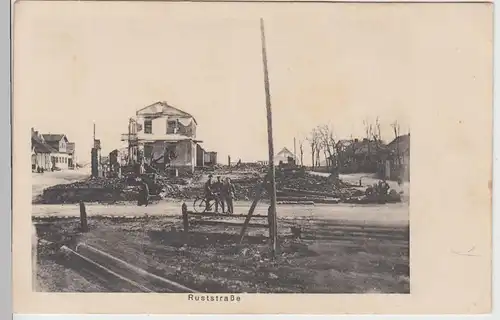 (100262) AK 1. WK, im Osten, Ruststraße, zerstörter Ort, Soldaten 1914-18
