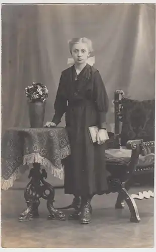 (28776) Foto AK Mädchen zur Konfirmation, Kabinettfoto 1920er