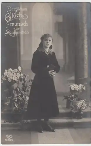 (13313) Foto AK Konfirmation, Mädchen mit Blumen, vor 1945