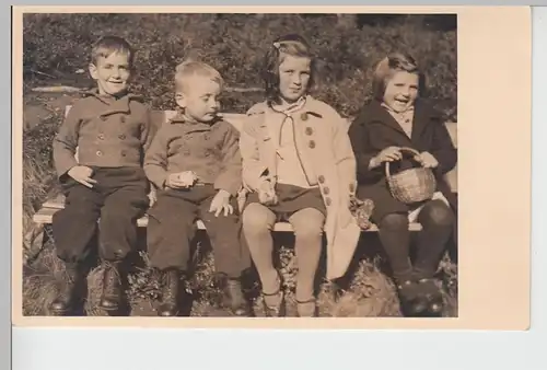 (89646) orig. Foto Kinder sitzen auf einer Bank, 1940/50er